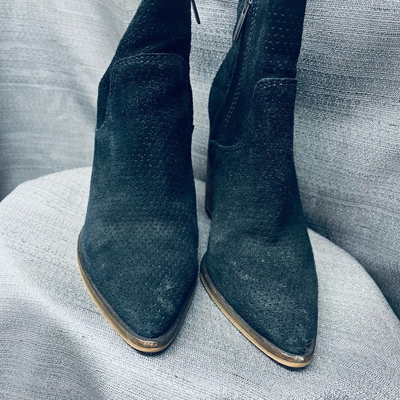 Vince Camuto Women’s Black Suede High Block Heeled Zip Ankle Booties Size 9 - Picture 3 of 7